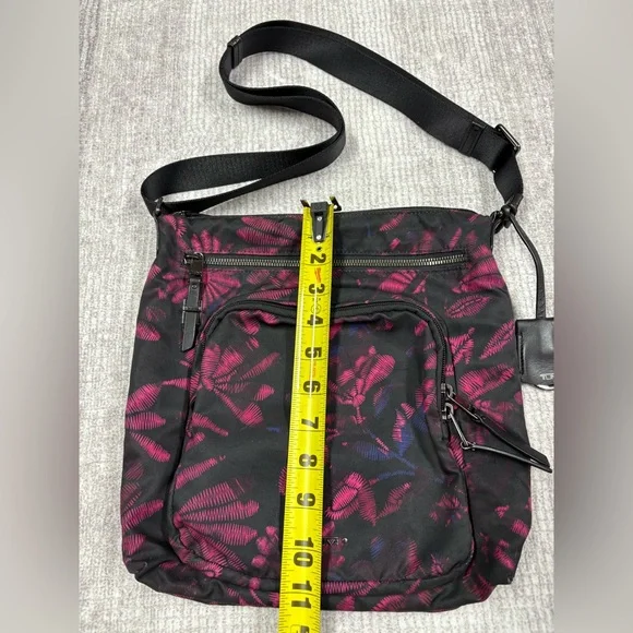 Tumi Voyageur Pink Black Abstract Nylon Crossbody Bag Adjustable Strap Travel - Picture 4 of 7